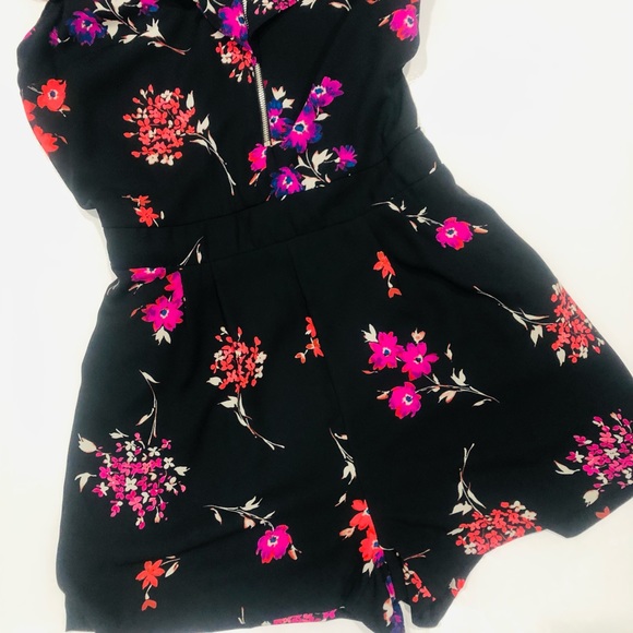 Express Floral Ruffle Romper - Picture 6 of 14